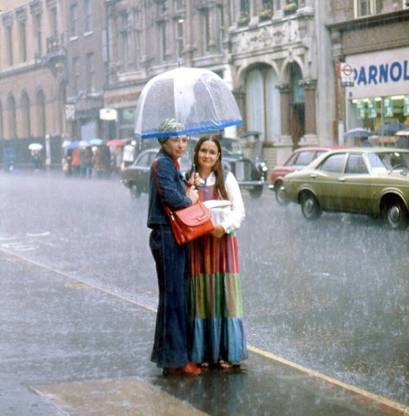 Две девушки под дождем, Лондон, 1975 год.

..0