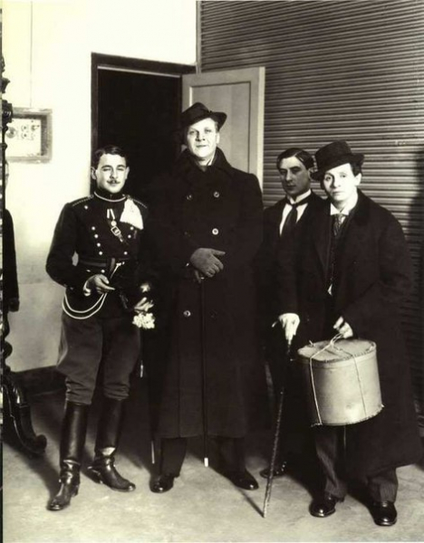 Федор Шаляпин с поклонниками у служебного входа театра..0