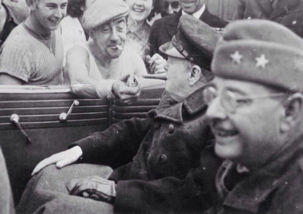 Француз даёт прикурить Уинстону Черчиллю.

1944 год.

Больше..0