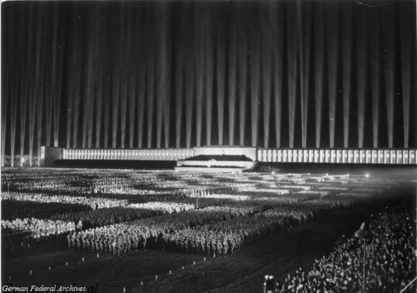 «Храм света» Альберта Шпеера, 8 сентября 1936 года.

Больше..0