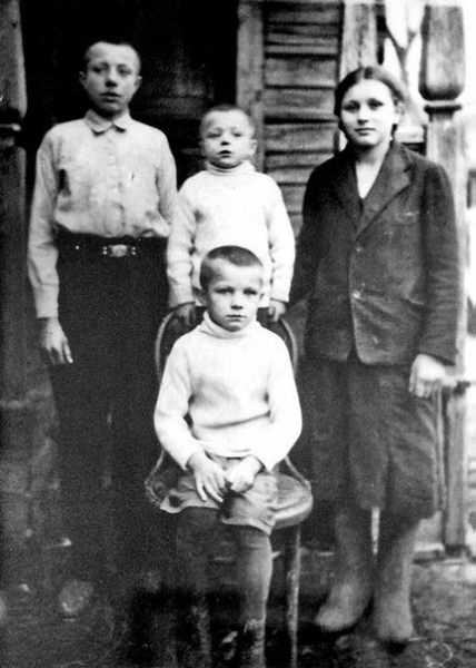 Юрий Гагарин был 3-м ребенком в семье – имел старшего брата..0