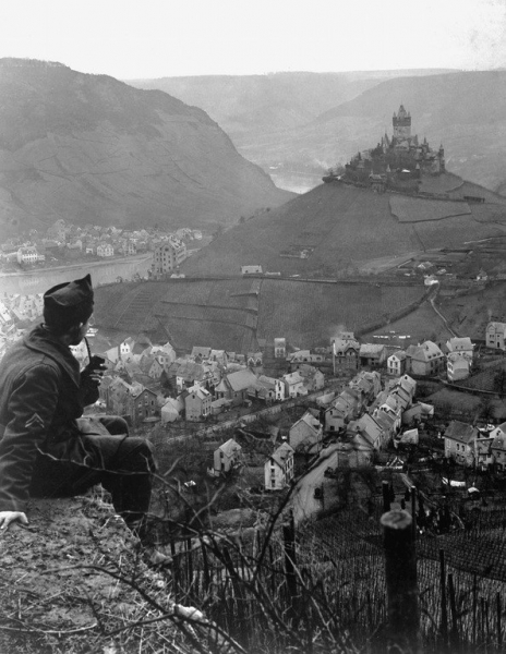 Капрал James C. Sulzer сидит на вершине холма, Кохем, Германия, 1919..0