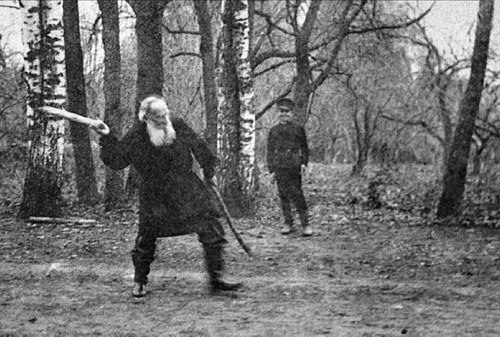 Лев Николаевич Толстой играет в русскую народную игру городки,..0