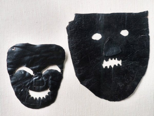 Маска-личина из кожи. Скоморохи надевали такие маски для своих..0