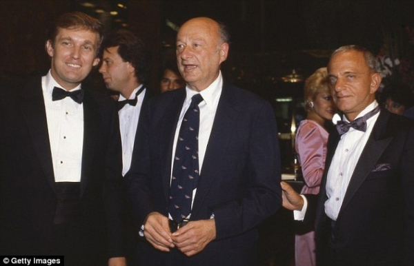 Мэр Нью–Йорка Эд Коч (в центре), действительный государственный..0