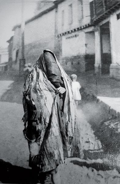 «На улице», Ташкент, Узбекистан, СССР, 1925 год.
Фотограф: Георгий..0