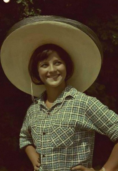 Наталья Варлей на съемках «Кавказской пленницы». 1966 г.

Больше..0