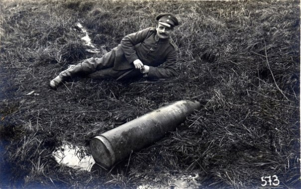 Немецкий унтерофицер позирует у неразорвавшегося снаряда, 1910–е..0
