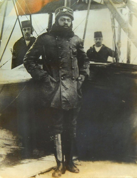 Первый чернокожий пилот Ахмед Али-эфенди, 1916 год.

Больше..0