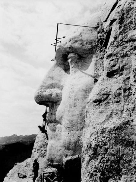 Рабочие высекают портрет Джорджа Вашингтона на горе Рашмор.

1932..0