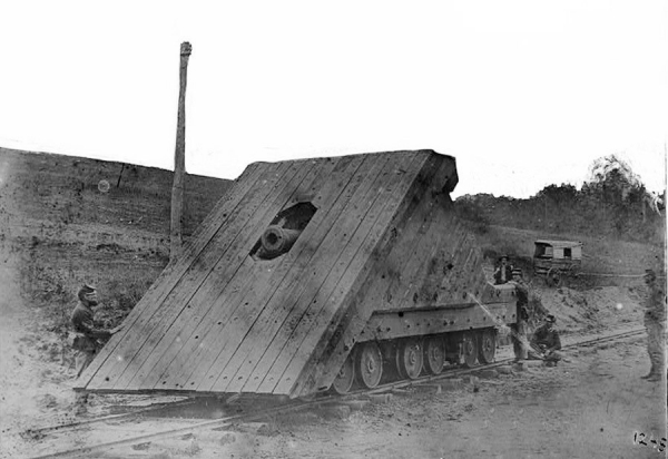 Рельсовые мониторы «янки» и «дикси».

Большинство крупных..3