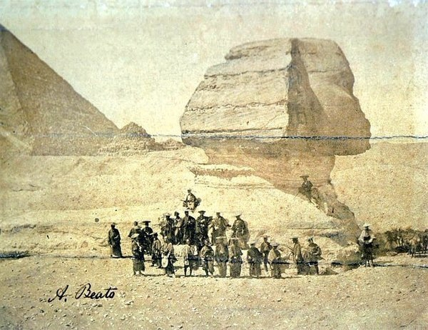 Самураи рядом с еще не раскопанным Сфинксом, 1863 год.

Больше..0