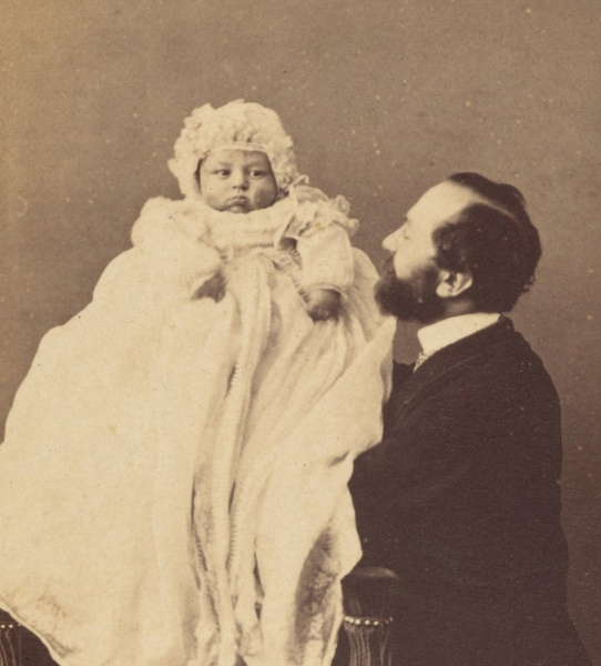 Семейная фотография испорчена недовольным выражением лица..9