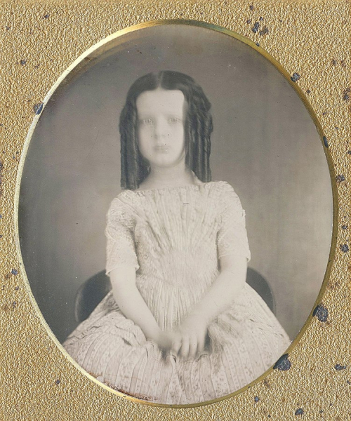 Семейная фотография испорчена недовольным выражением лица..8