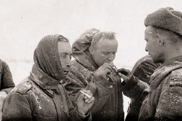 Советский боец угощает пленных табаком, Сталинград, февраль 1943..0