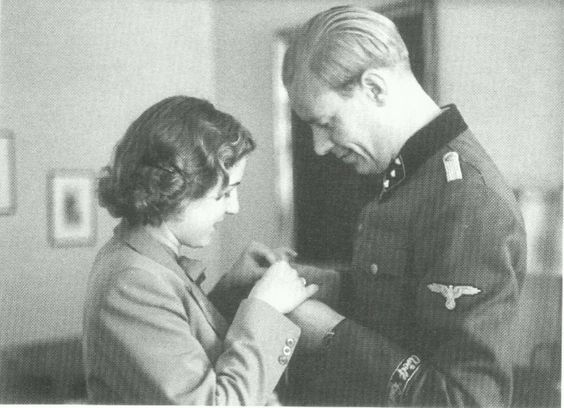 Свадьба секретарши Гитлера.

В декабре 1942 года Гитлер выбрал ее..3