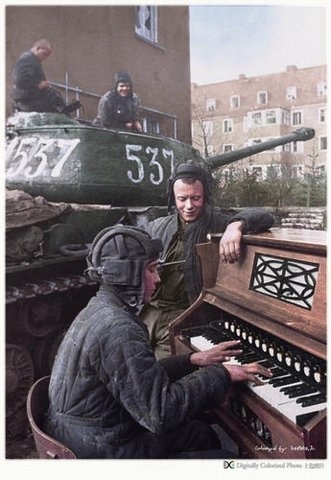 Танкист-пианист, 1945 год.

..0
