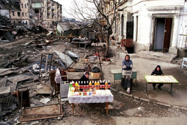 Уличная торговля, Чечня, 1990–е.

Фоторепортер Эрик Буве первый раз..0