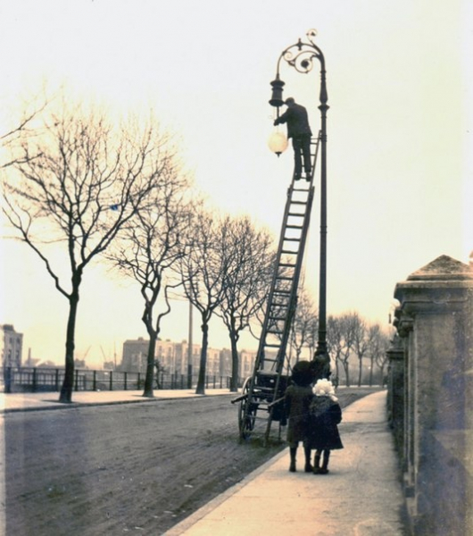 Замена лампы на улице Лондона.

Великобритания, 1890–е..0