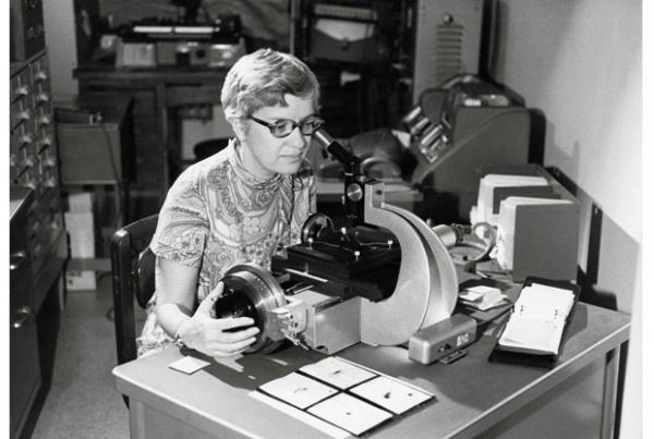 Женщина, которая открыла темную материю.

В конце семидесятых..0