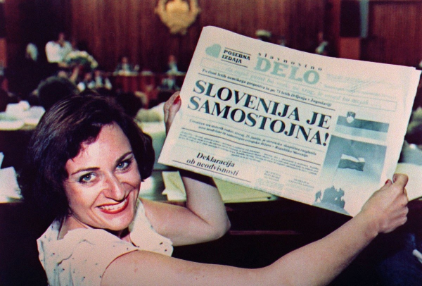 Жительница Словении радуется объявлению независимости, 1991..0