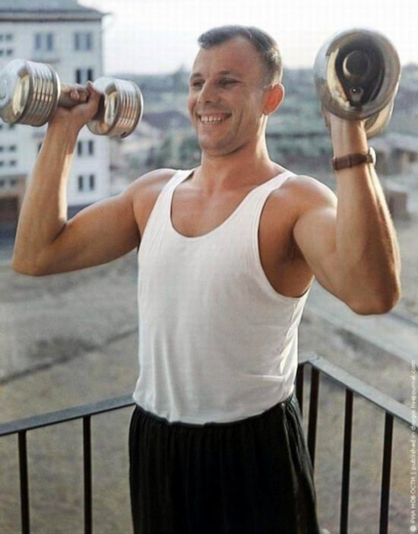 Юрий Гагарин занимается спортом, лето 1963 года.

Больше..0