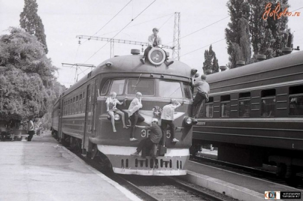 Подростки едут на зацепе электропоезда, СССР, 1971 год. 
 
Такое..0