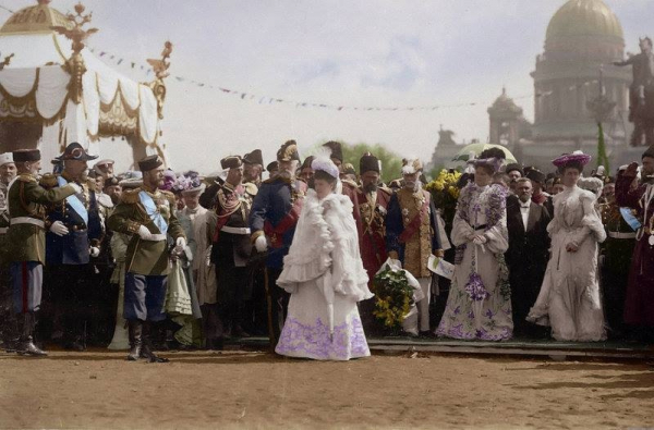 Августейшие дамы демонстрируют свои наряды в цвете Николаю II...0