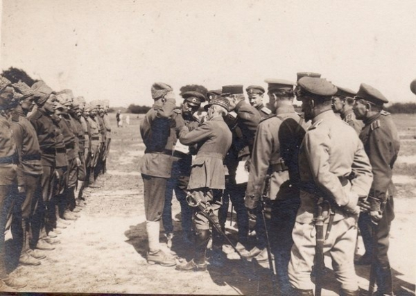 Французский генерал Булард награждает солдата Экспедиционного..0