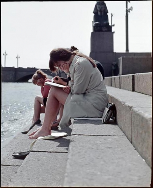 Как вы там потомки, познаете науку? Советские студенты в учебный..2