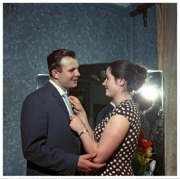 Летчик-космонавт Юрий Гагарин дома с женой Валентиной
Яков..0