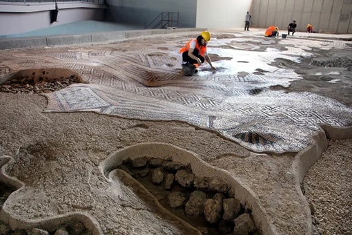 Мозаика VI века, занимающая около 1200 квадратных метров и..3