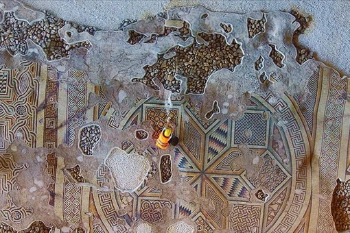 Мозаика VI века, занимающая около 1200 квадратных метров и..4