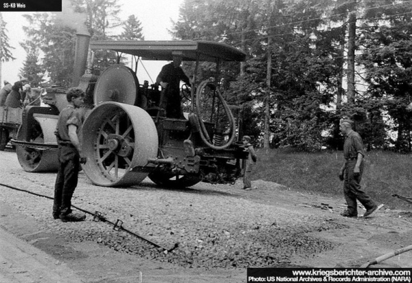 Немцы совместно с местным населением асфальтируют дорогу...2