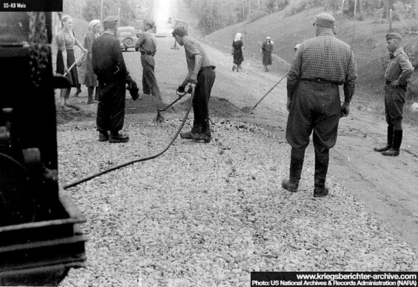 Немцы совместно с местным населением асфальтируют дорогу...3