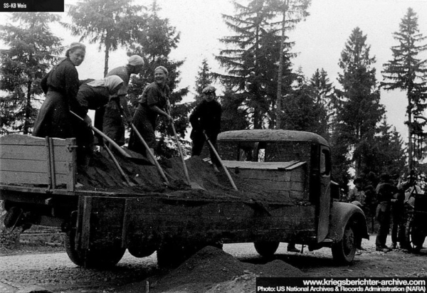 Немцы совместно с местным населением асфальтируют дорогу...1
