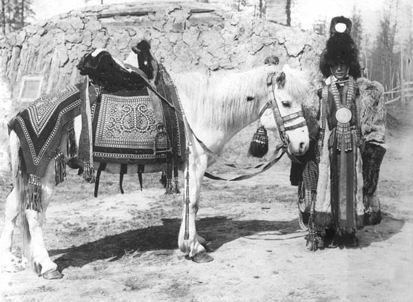 Невеста в свадебном наряде. Якутия, Российская империя. 1905..0