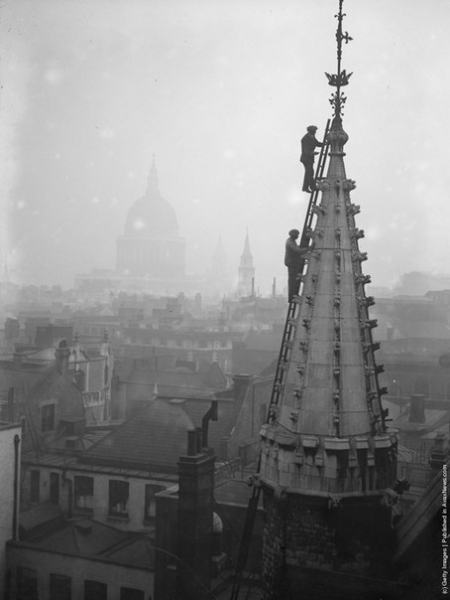 Рабочие осматривают шпиль ратуши Гилдхолл. Лондон, 1927..0