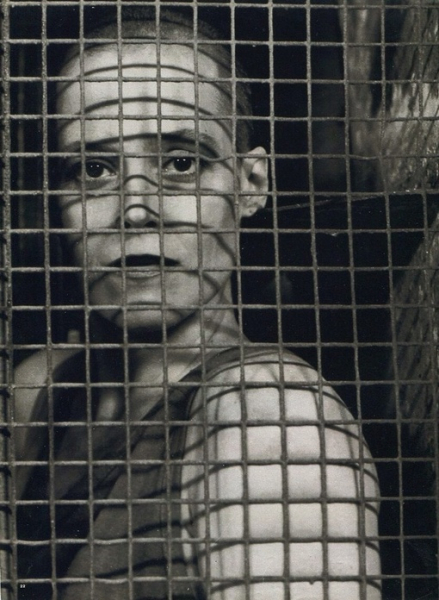 Сигурни Уивер на промо фото к фильму 