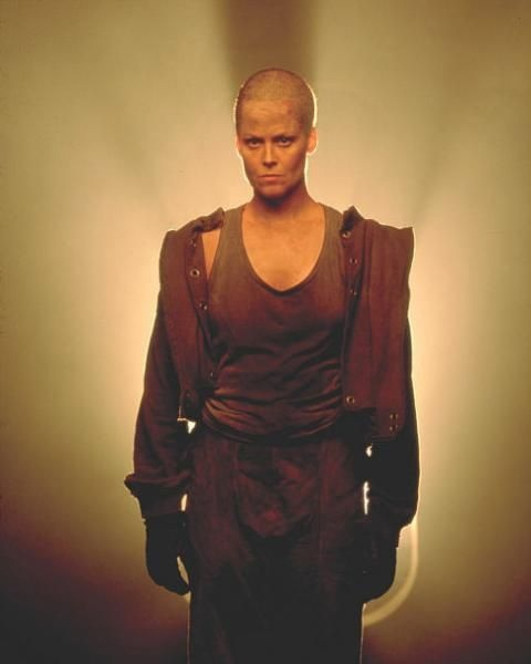 Сигурни Уивер на промо фото к фильму 