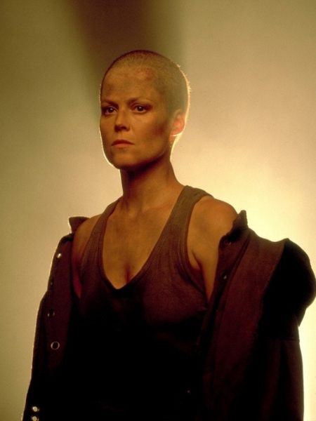 Сигурни Уивер на промо фото к фильму 