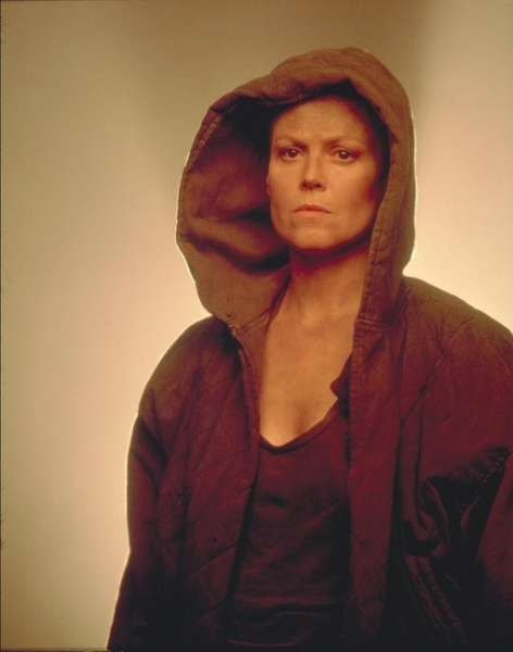 Сигурни Уивер на промо фото к фильму 