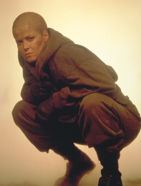 Сигурни Уивер на промо фото к фильму 