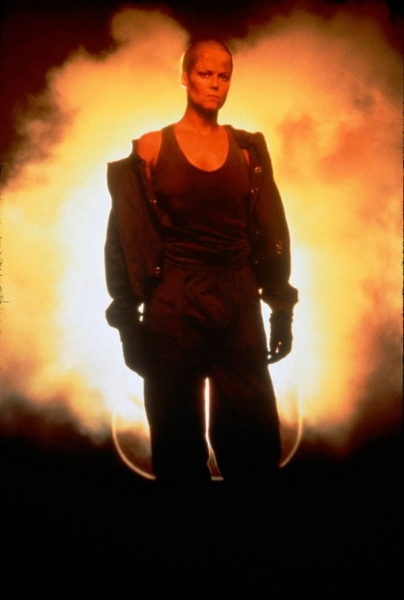 Сигурни Уивер на промо фото к фильму 