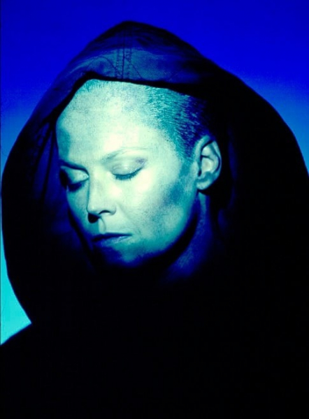 Сигурни Уивер на промо фото к фильму 