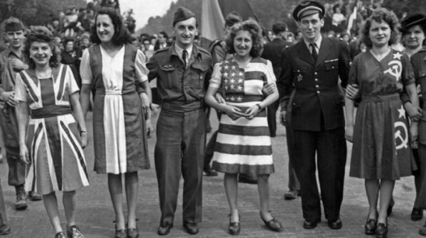 Союзницы, Париж, 8 мая 1945 года.

..0