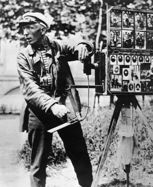 Уличный фотограф. РСФСР, СССР. 1920-е годы.

Больше исторических..0