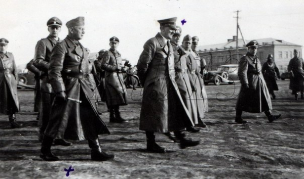 Адольф Гитлер прогуливается по площади Ленина в компании..0