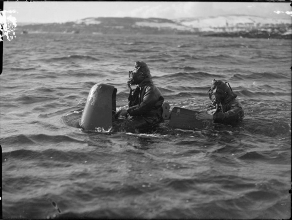 Экипаж британской человекоуправляемой торпеды Chariot Mk I..0