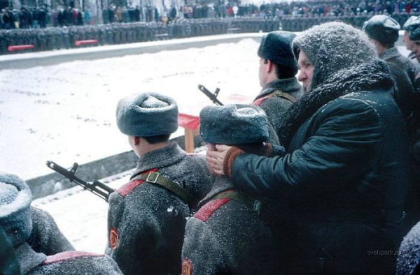 К советскому солдату бабушка приехала... 1980-е

Больше..0